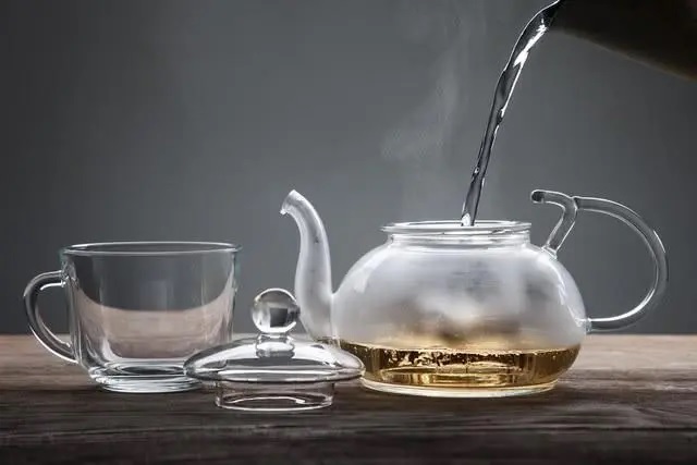 Chinese people prefer to drink hot water. 